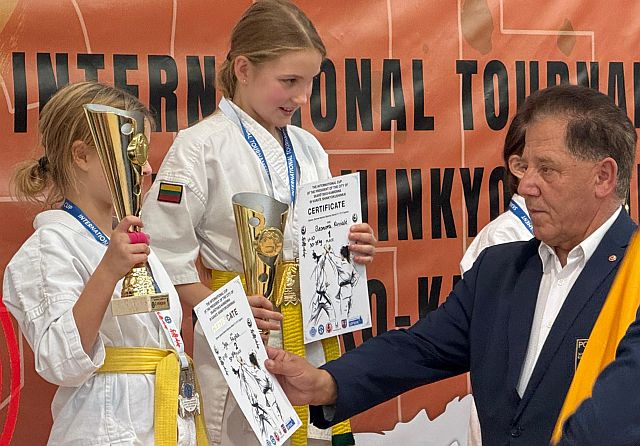 Zbigniew Zaborowski wręcza puchary medalistom X Międzynarodowego Turnieju Kyokushin Skarżysko Kamienna CUP